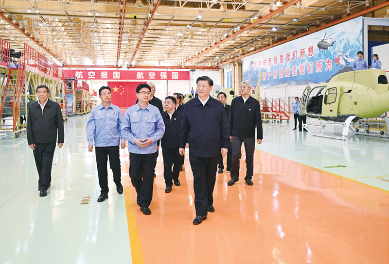 2023年10月10日至13日，中共中央总书记、国家主席、中央军委主席习近平在江西考察。这是11日上午，习近平在景德镇市昌河飞机工业（集团）有限公司考察。 新华社记者 燕雁/摄