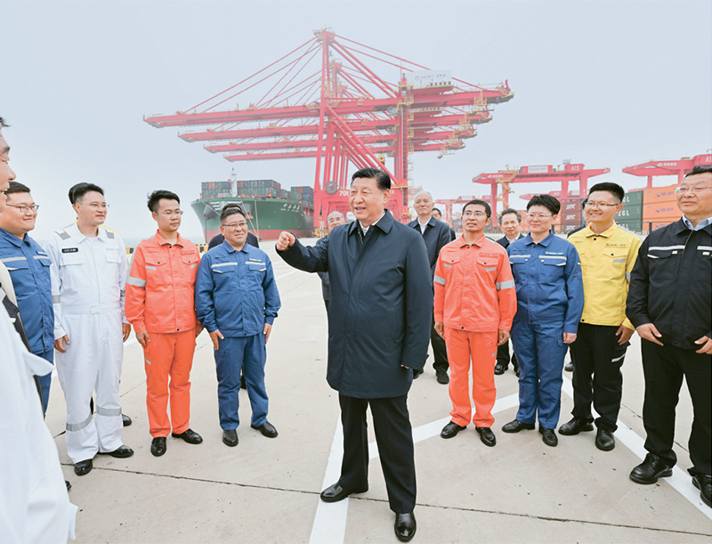 2024年5月22日至24日，中共中央总书记、国家主席、中央军委主席习近平在山东考察。这是22日下午，习近平在日照港亲切慰问港口科技工作者、运营人员、航运人员。 新华社记者 谢环驰/摄