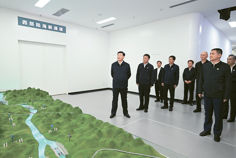 2023年12月14日至15日，中共中央总书记、国家主席、中央军委主席习近平在广西考察。这是14日上午，习近平在南宁市考察中国—东盟信息港股份有限公司，结合平陆运河沙盘听取西部陆海新通道骨干工程建设汇报。 新华社记者 谢环驰/摄
